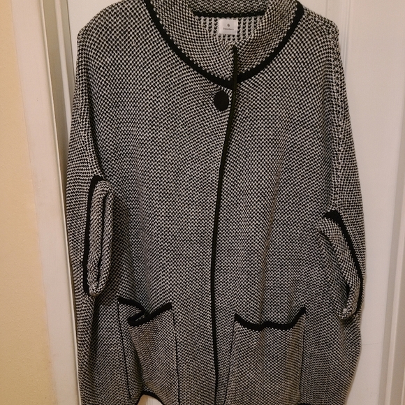 DRESS BARN Women's Black & White Short Sleeve Snap Closure Poncho.  One Size - Picture 1 of 5